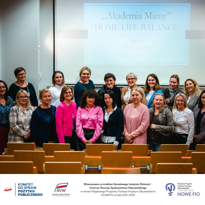 Grupa kobiet, która uczestniczyła w spotkaniu Akademii Mamy