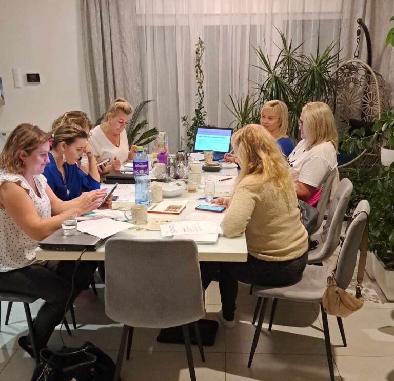 Grupa kobiet biorąca udział w szkoleniu organizowym przez Fundację Sama Mama