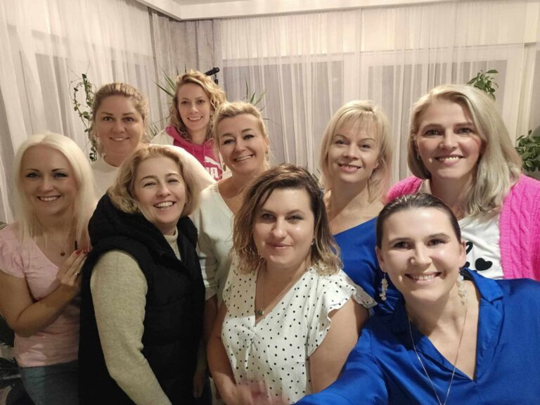 Grupa kobiet biorąca udział w szkoleniu organizowym przez Fundację Sama Mama