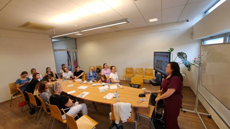 Grupa kobiet biorąca udział w szkoleniu organizowym przez Fundację Sama Mama