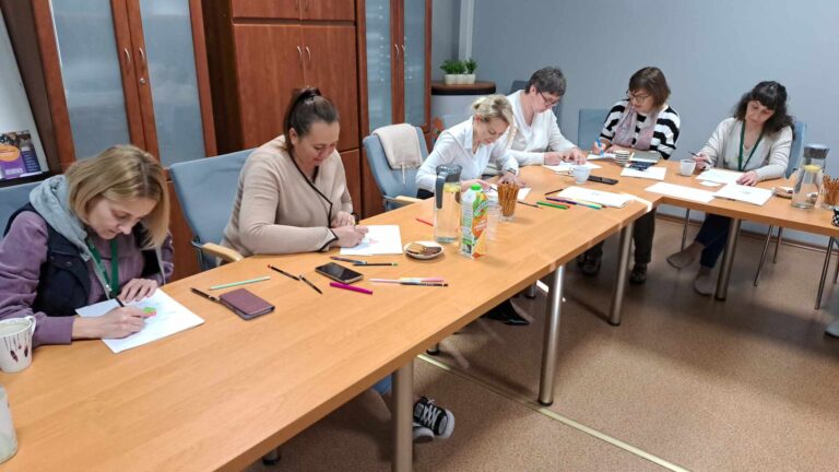 Grupa kobiet biorąca udział w szkoleniu organizowym przez Fundację Sama Mama