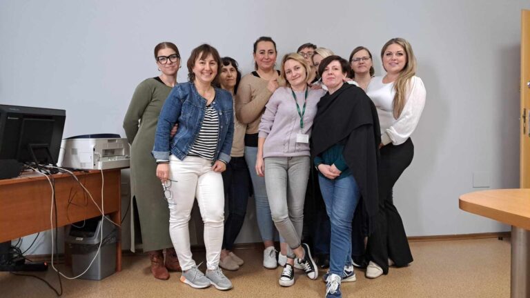 Grupa kobiet biorąca udział w szkoleniu organizowym przez Fundację Sama Mama