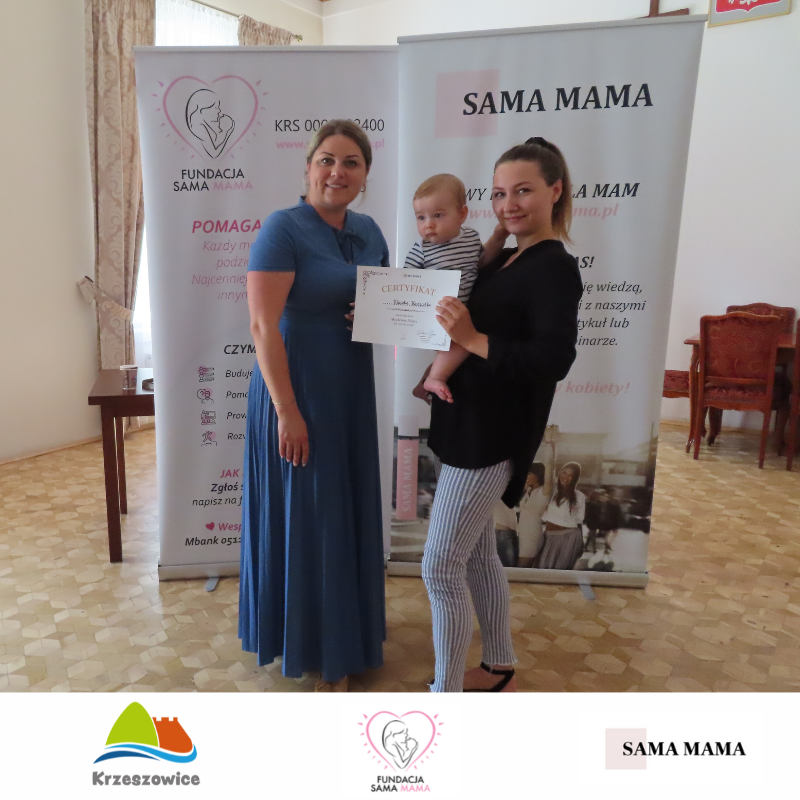 Dominika Hapek i mama z dzieckiem prezentuje otrzymany dyplom