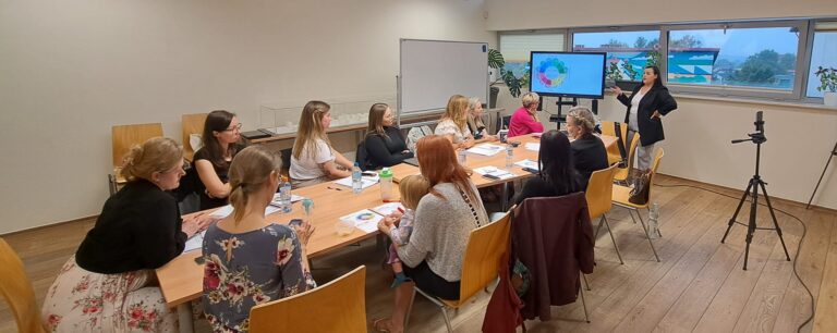 Grupa kobiet biorąca udział w szkoleniu organizowym przez Fundację Sama Mama