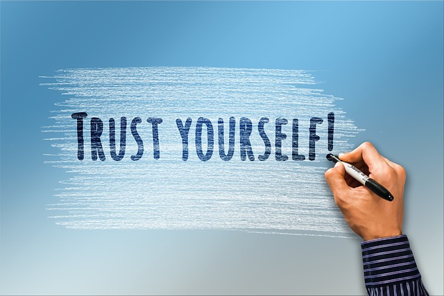 Zdjęcie przedstawia napis trust yourself, czyli uwierz w siebie, bądź pewny siebie.