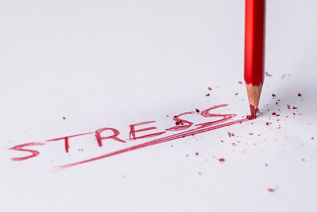 Napisany czerwoną kredką napis stres.
